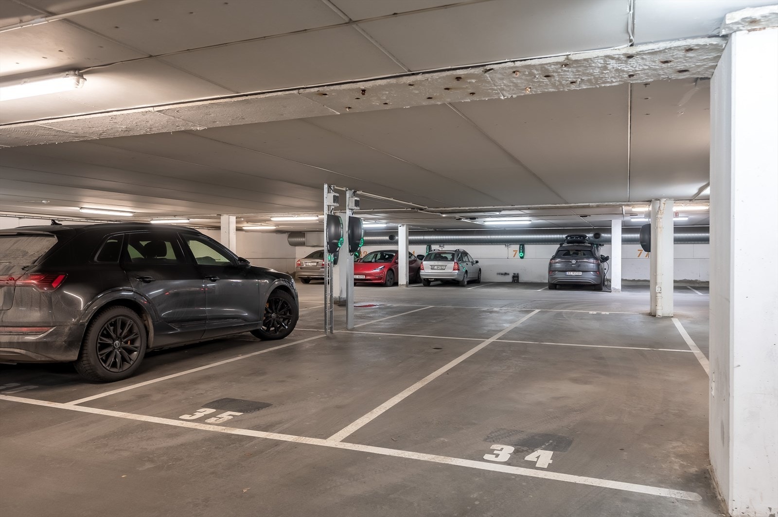 Garasjeplass nummer 35 medfølger boligen. Det er installert elbillader. Galleribilde