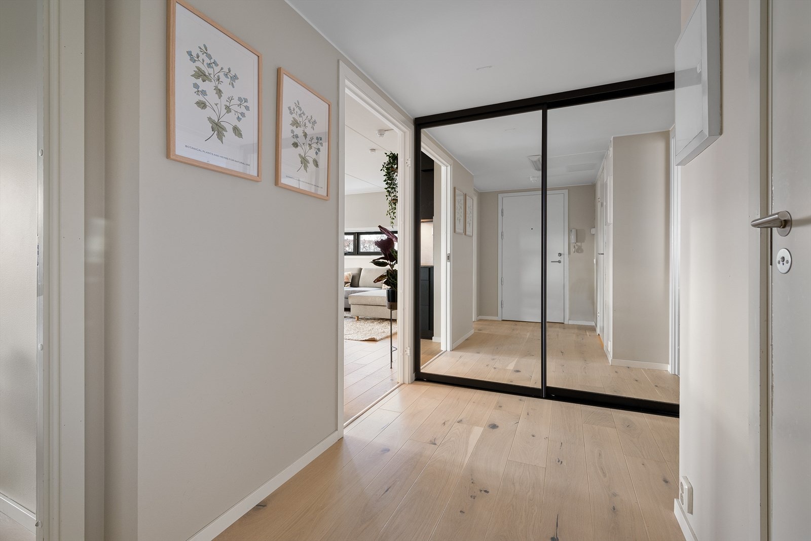 En hyggelig entré med skyvedørsgarderobe. Galleribilde