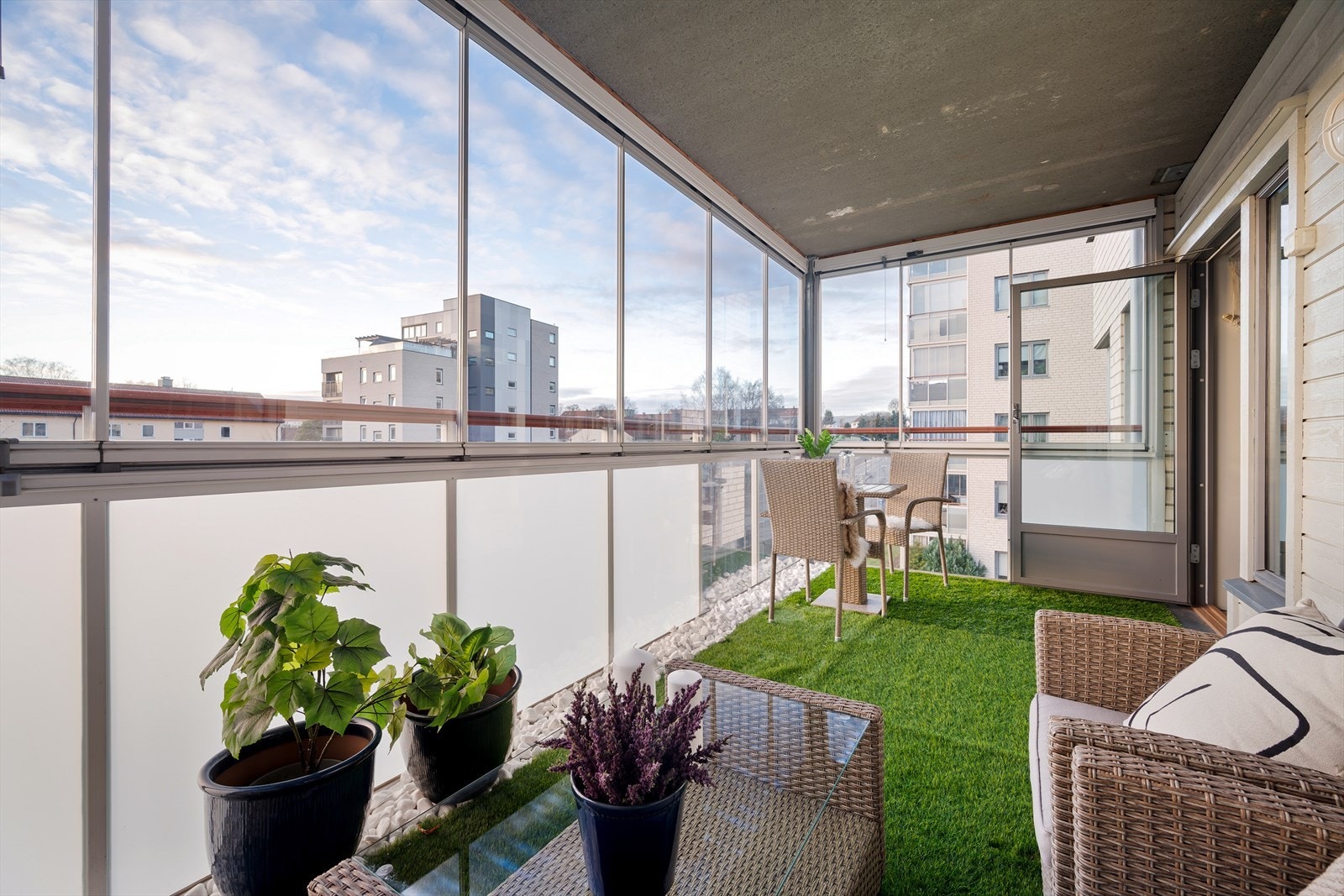 Balkongen er innglasset, noe som forlenger brukstiden utover i sesongen. Vinduene kan åpnes. Galleribilde