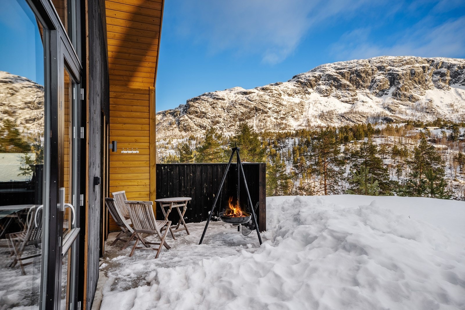 Solrik terrasse med flott utsikt til omgivelsene Galleribilde