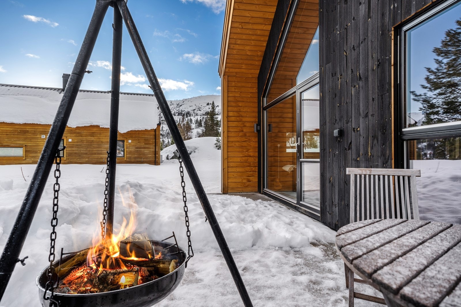 Terrasse med delvis overbygg - utgang fra stue. Galleribilde
