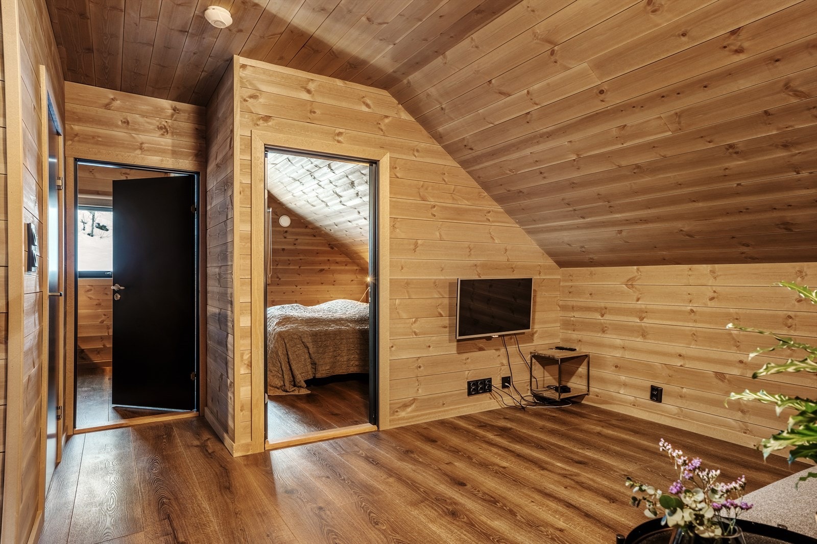 Loftstue med god plass til sofagruppe Galleribilde
