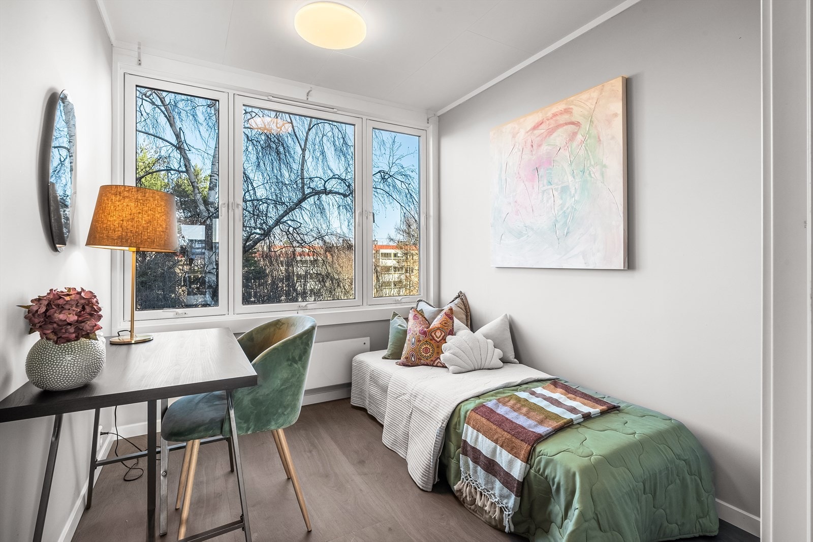 Boligens tredje soverom har store vindusflater som bidrar til rikelig med naturlig lys. Galleribilde