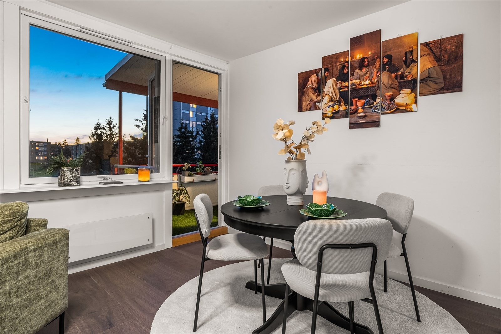 Fra stuen er det utgang til en solrik balkong på ca. 5 m². Balkongen fungerer som en forelngelse av stuen når været tillater det. Galleribilde