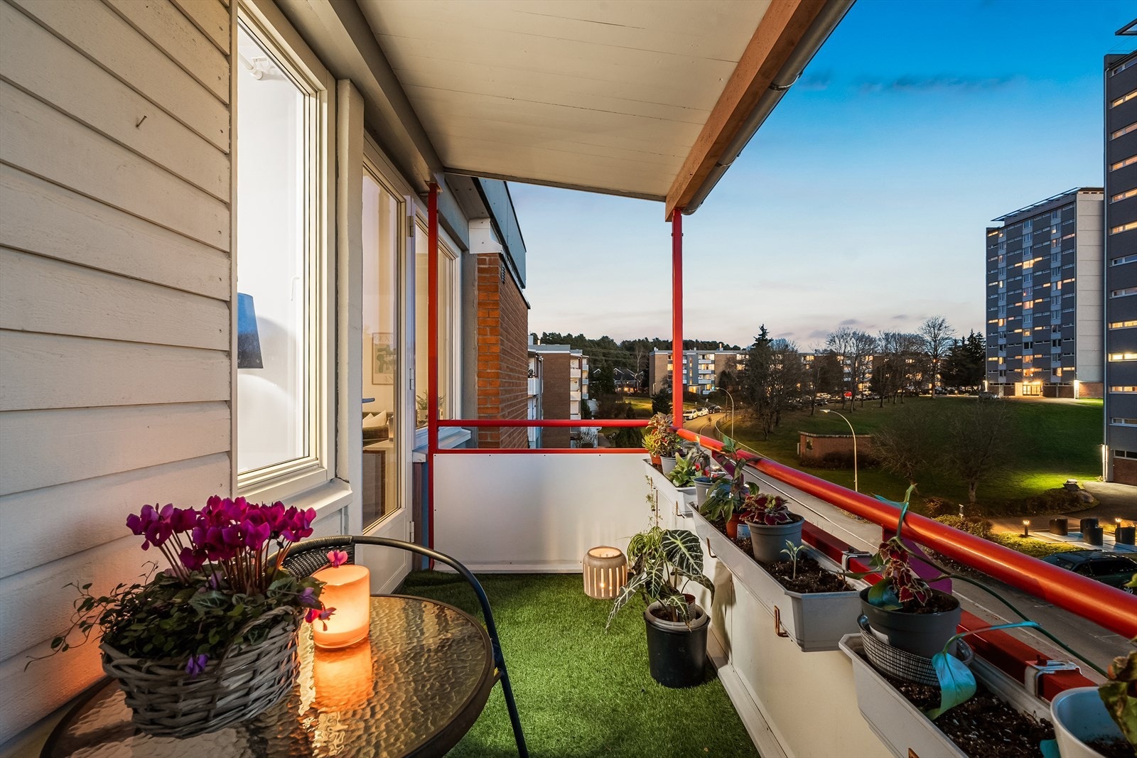 Sydvestvendt balkong på ca 5 m² med utsyn til borettslagets fellesområder. Her er det god plass til en koselig sittegruppe og pen beplanting. Galleribilde