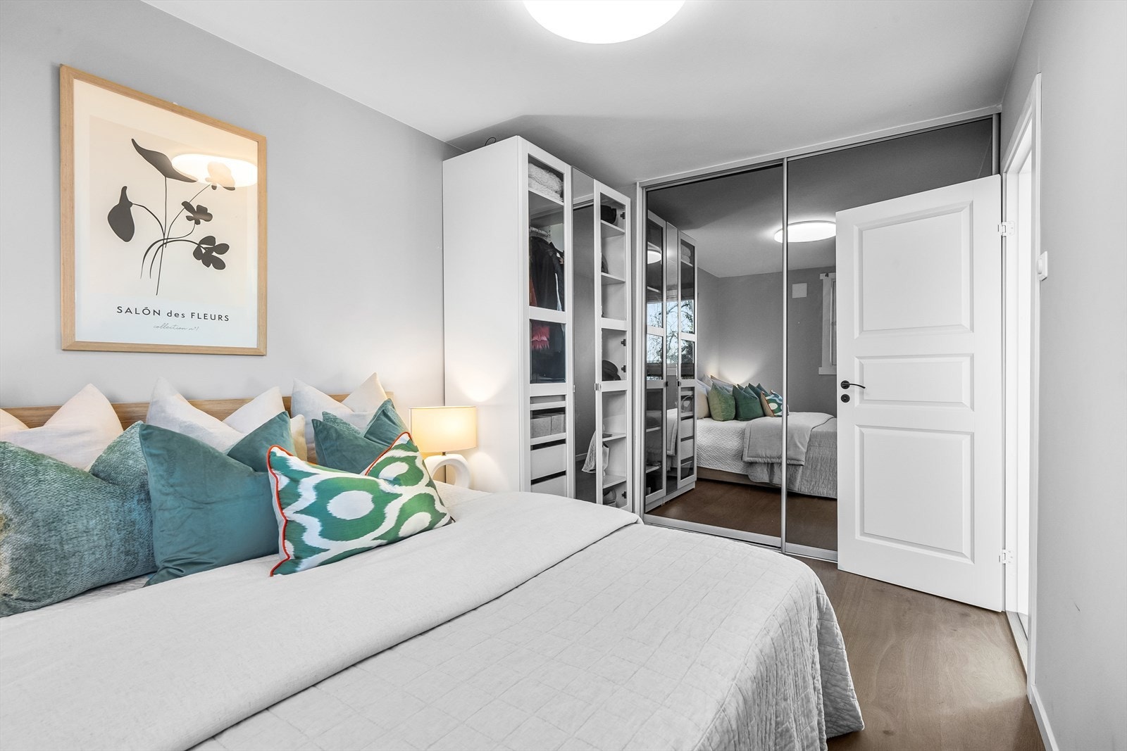 Hovedsoverommet er av god størrelse og har plass til seng og tilhørende møblement. Klær kan ryddes pent bort i rommets skyvedørsgarderobe og klesskap. Galleribilde