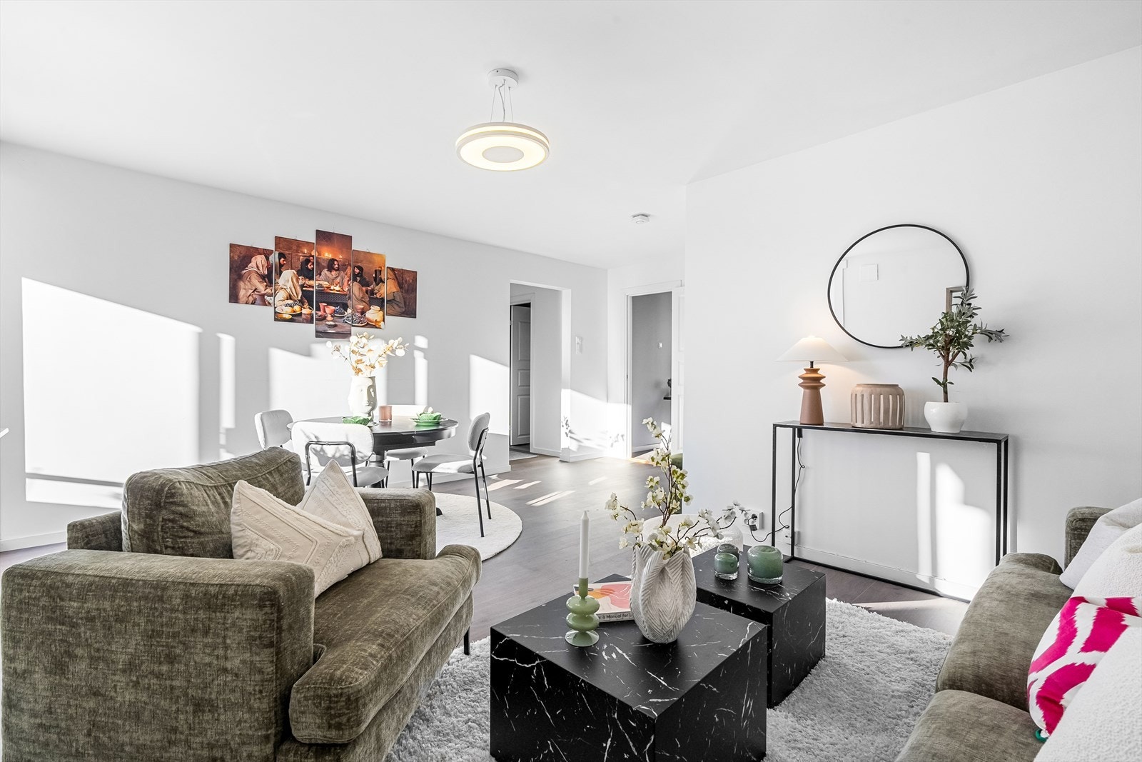 Nye veggoverflater og laminatgulv fra 2023. Galleribilde