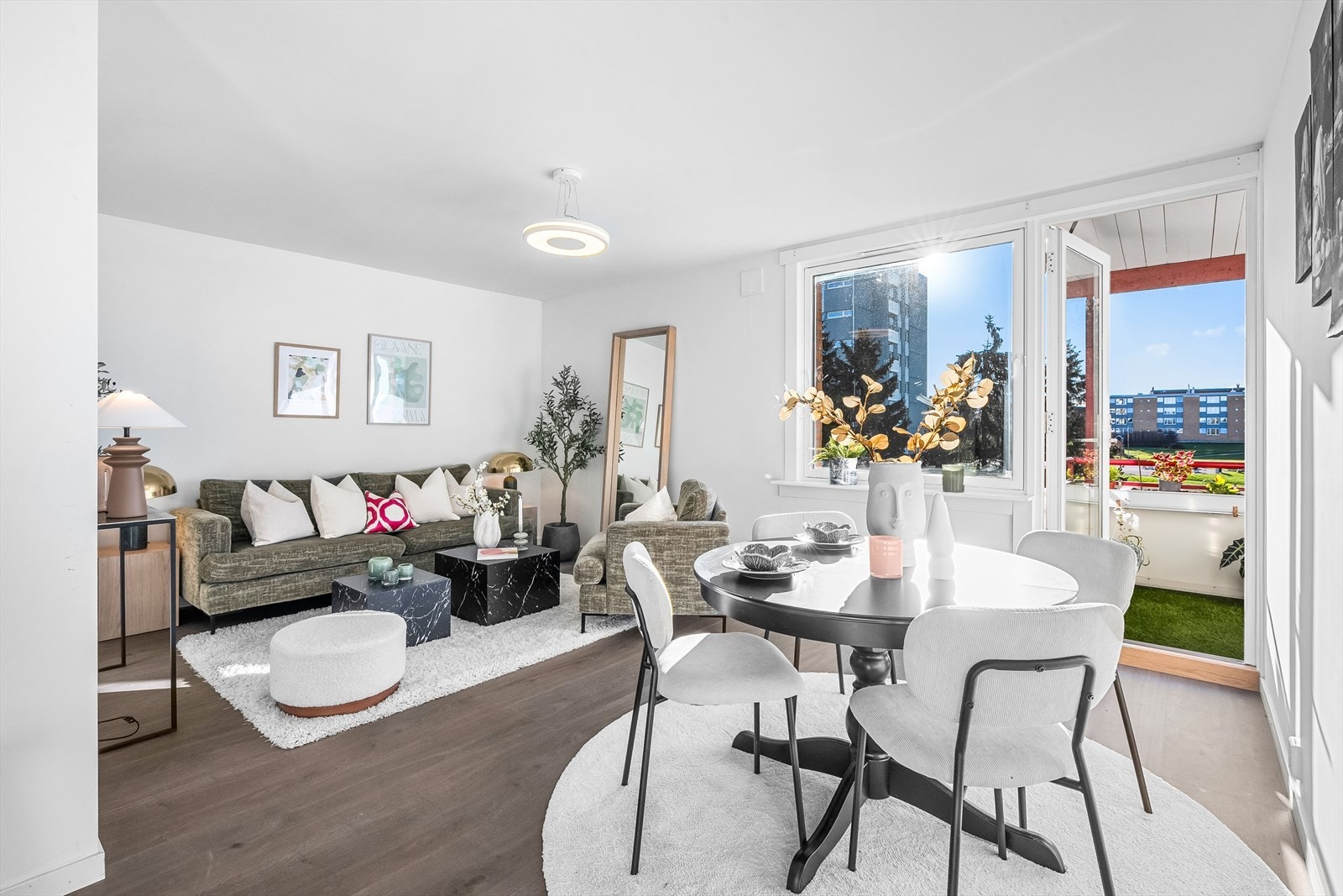 Videre blir du møtt av boligens stue, et naturlig samlingspunkt for hele familien med god plass til ulike soner. Galleribilde