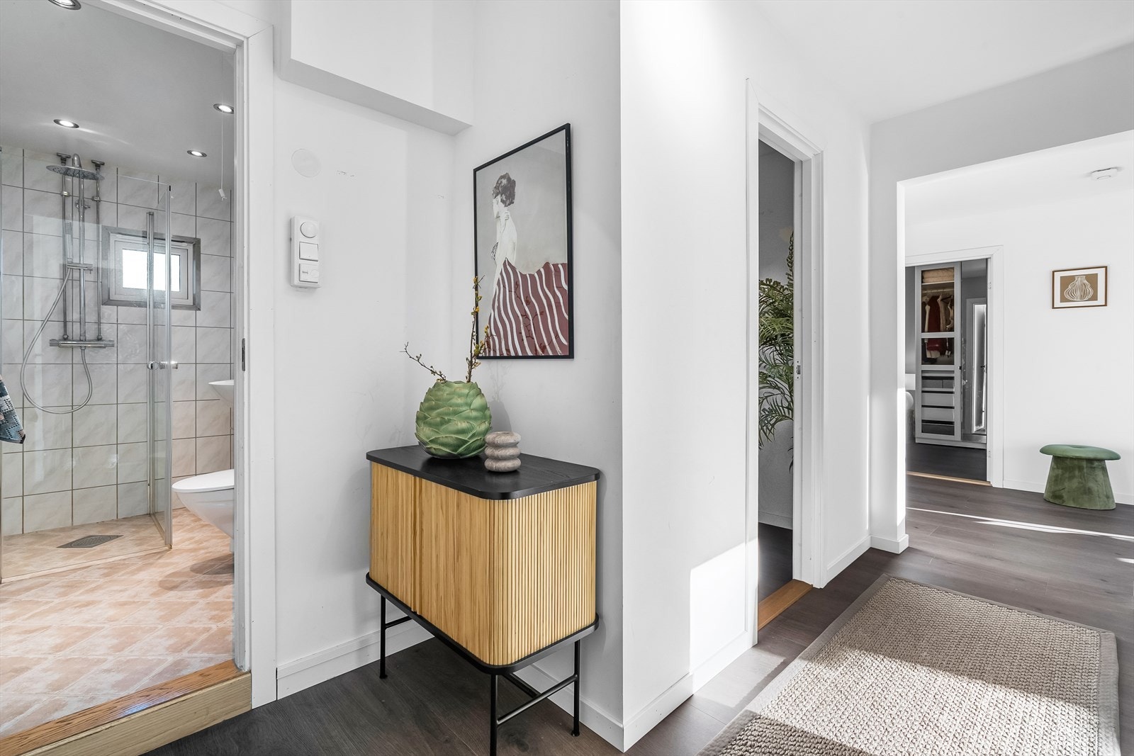 Velkommen inn, godt innenfor døren blir du møtt av en lys og innbydende entré med god plass til å henge fra seg yttertøy og sette fra seg sko. Galleribilde