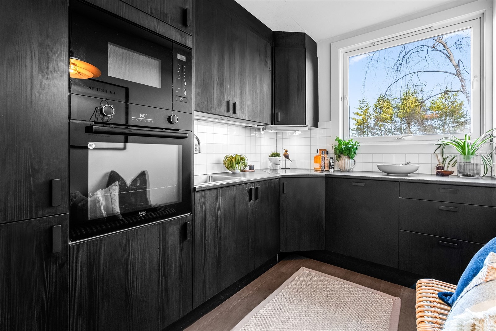 Kjøkkenet ligger praktisk adskilt og har godt med skap-og benkeplass. Galleribilde