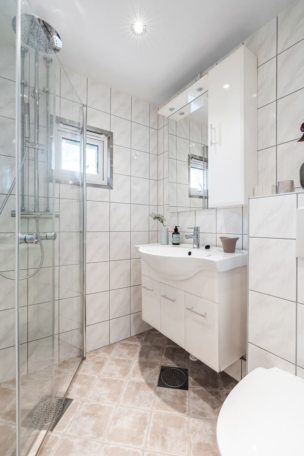 Baderommet ble modernisert i regi av borettslaget i 2011, i 2023 ble det satt inn nytt dusjkabinett med innfellbare dører i herdet glass. Galleribilde