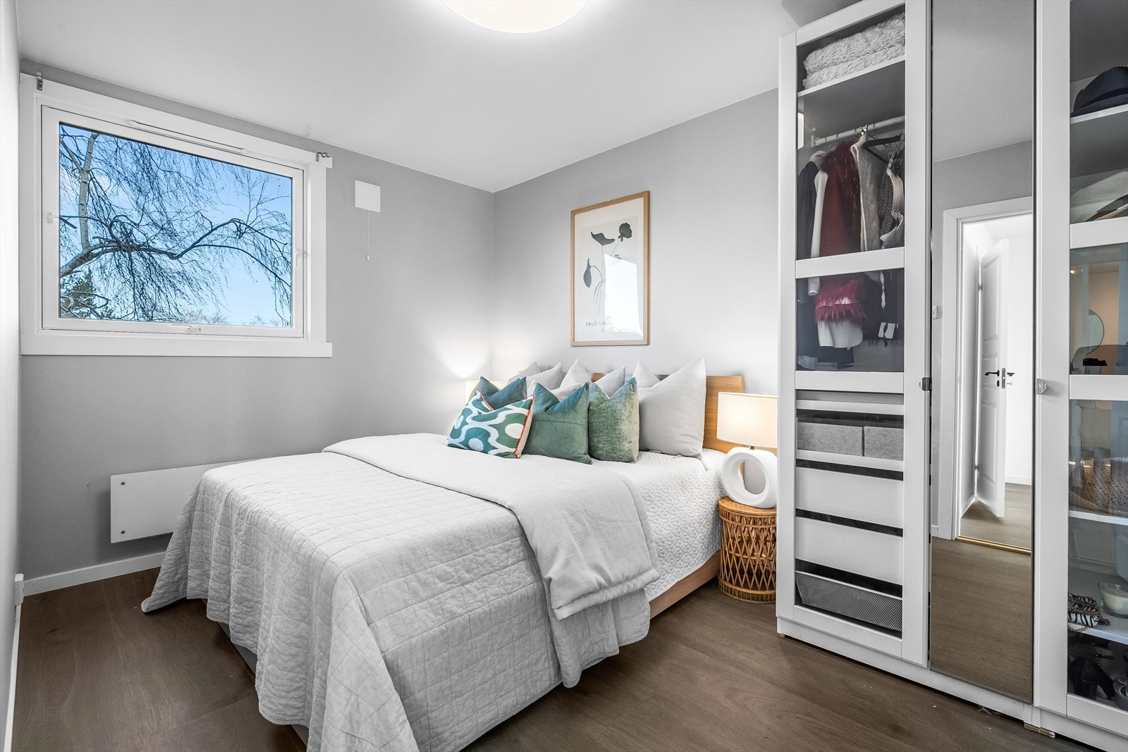 Soverommmet vender ut mot borettslagets grønne fellesområder. Galleribilde