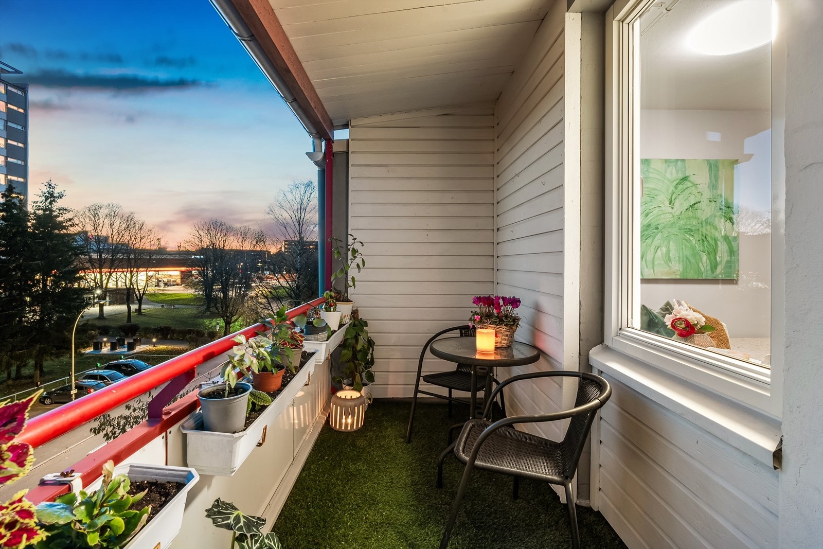 Rugveien 85 er en pen 4-roms toppleilighet med en herlig sydvestvend balkong. Galleribilde