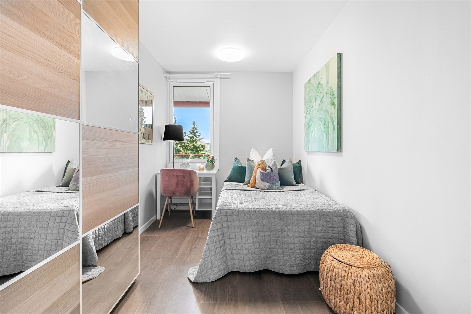 Boligens andre soverom har god plass til seng og klesoppbevaring. Praktisk skyvedørsgarderobe for enkel opprydding. Galleribilde