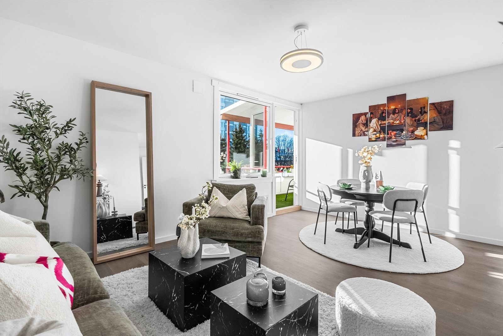 Stuen er lys og innbydende og er utformet slik at du enkelt kan innrede etter eget ønske. Galleribilde