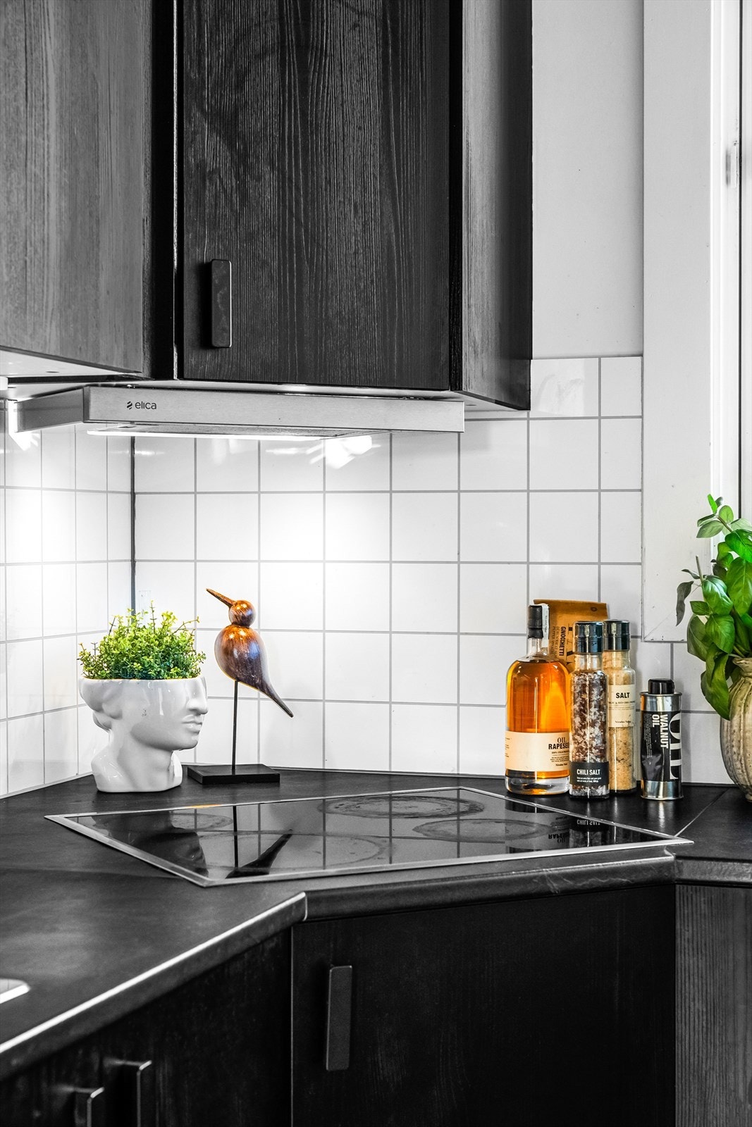 Automatisk vannstopper er montert og ventilator i kjøkken med avtrekk gjennom yttervegg. Galleribilde