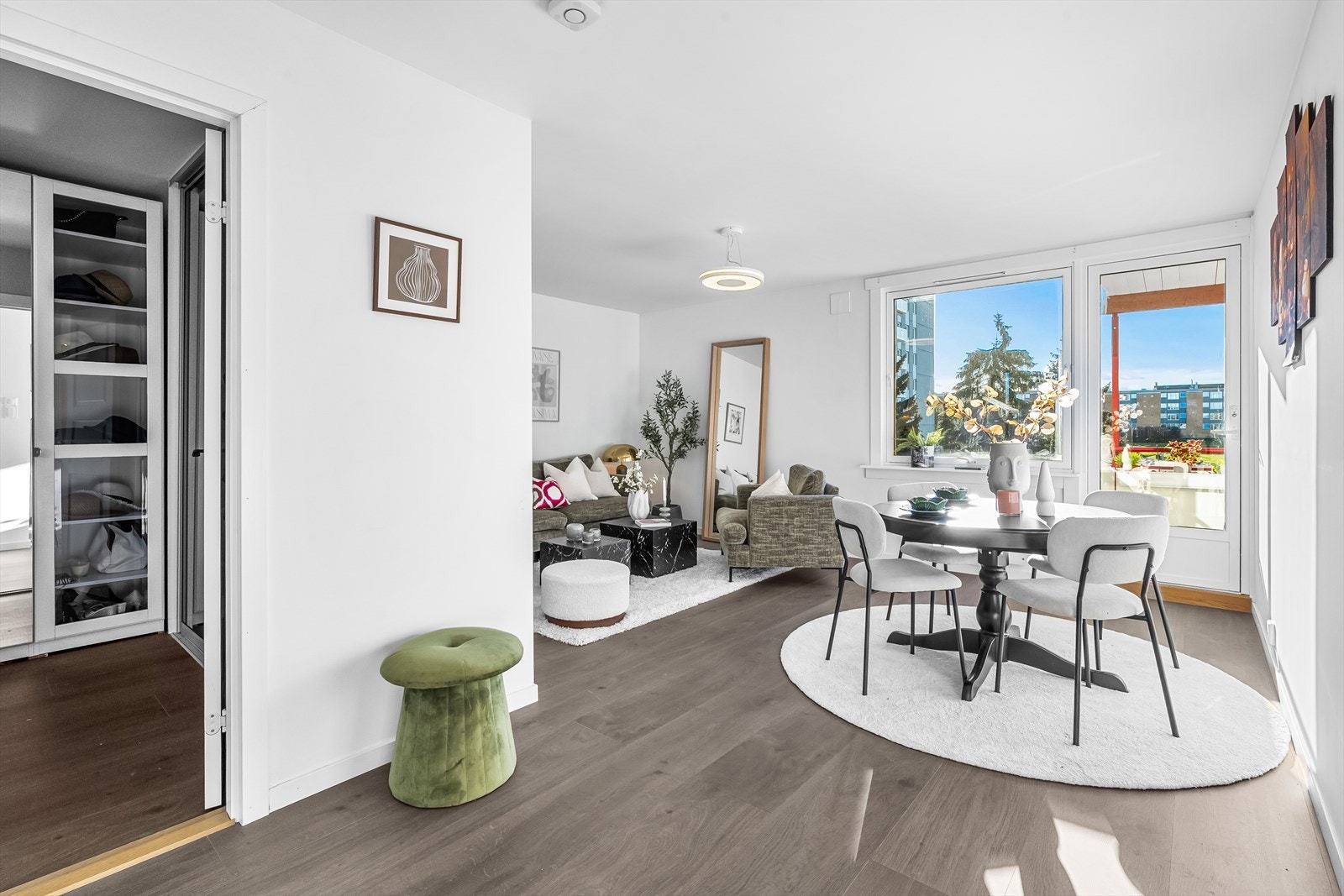 Her vil du trives godt med kort vei til "alt" du trenger, men med en tilbaktrukket og rolig beliggenhet. Galleribilde