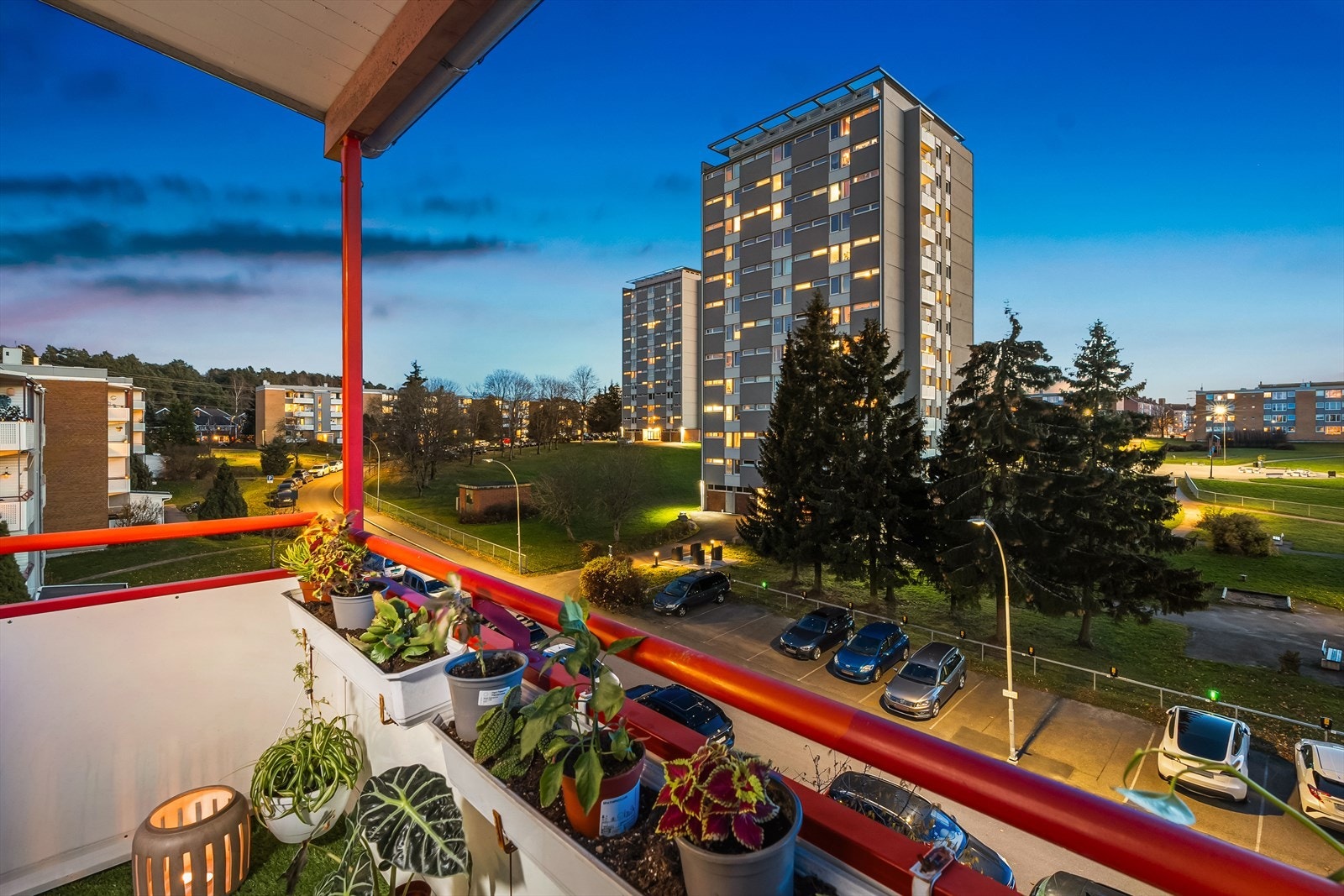 Balkongen byr på gode solforhold både dagtid og kveldstid. Det er tillatt med elektrisk- eller gassgrill - så her blir det fort mange herlige sommerkvelder i godt lag. Galleribilde