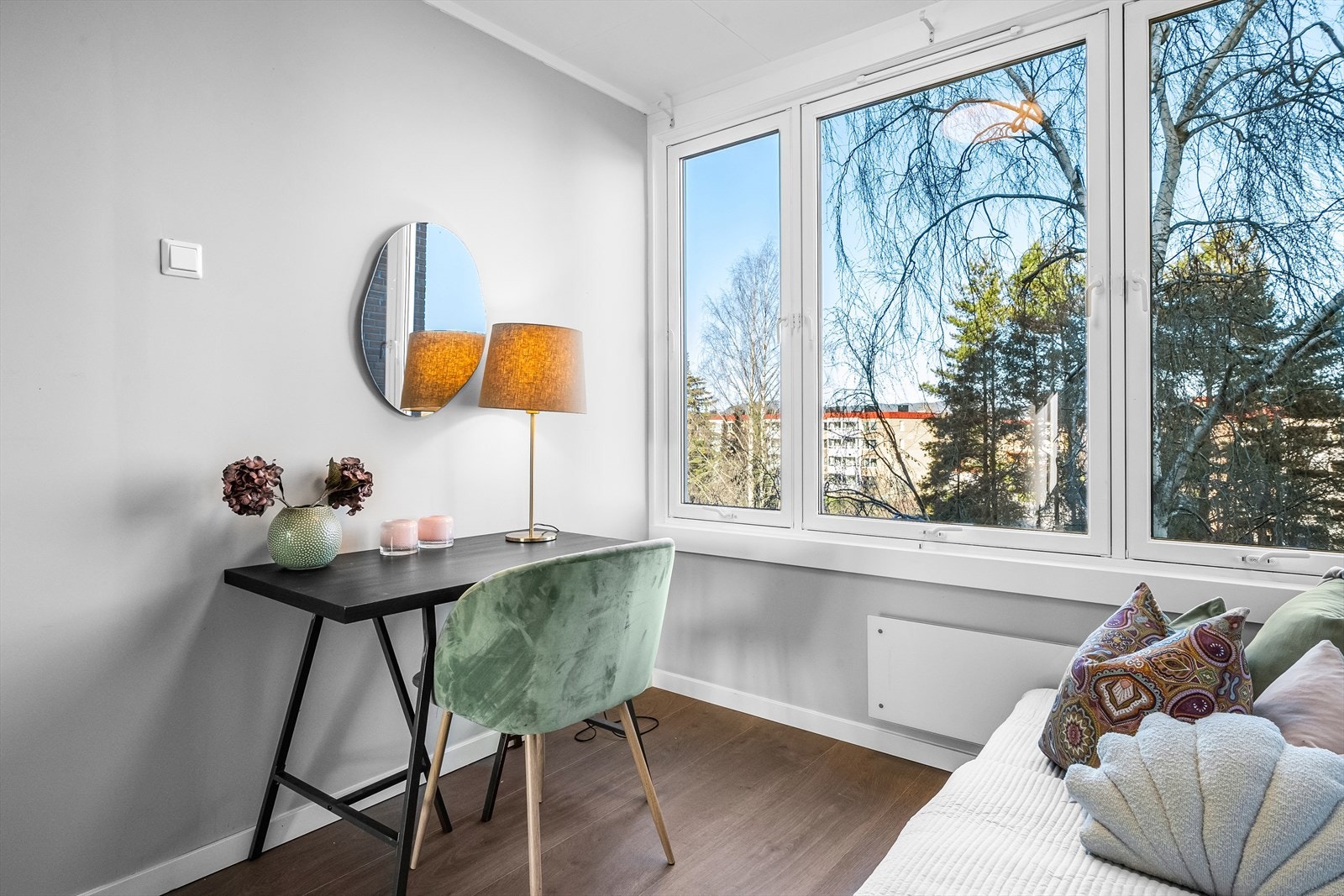 Det er god plass til å innrede etter eget ønske og behov, for eksempel som en kombinasjon av kontor og soverom. Galleribilde