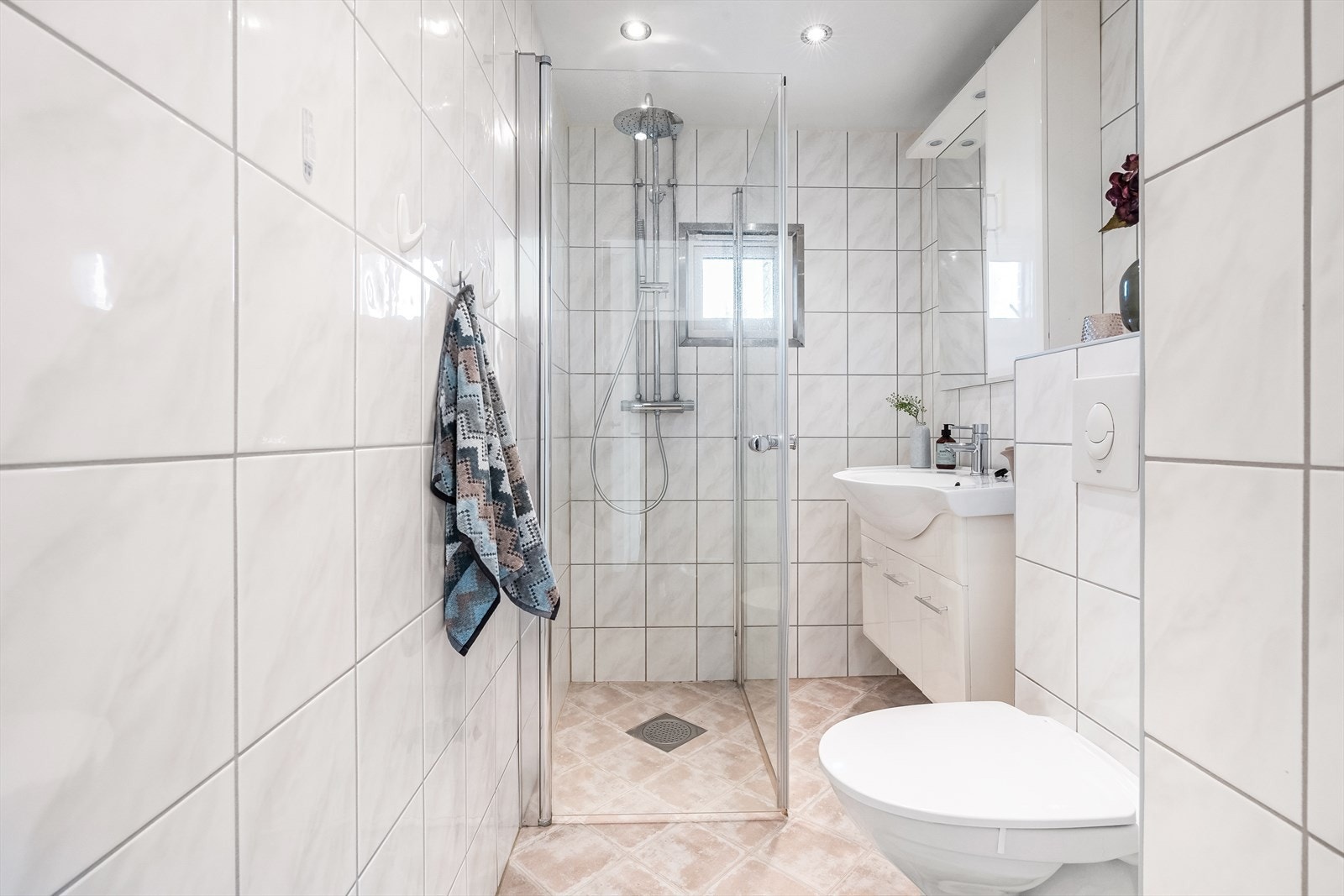 Lys flislagt bad med behagelige varmekabler i gulv. Galleribilde