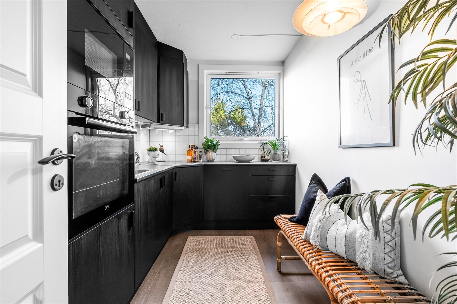 Nytt HTH kjøkken fra 2023 med mørke glatte fronter og integrerte hvitevarer. Galleribilde