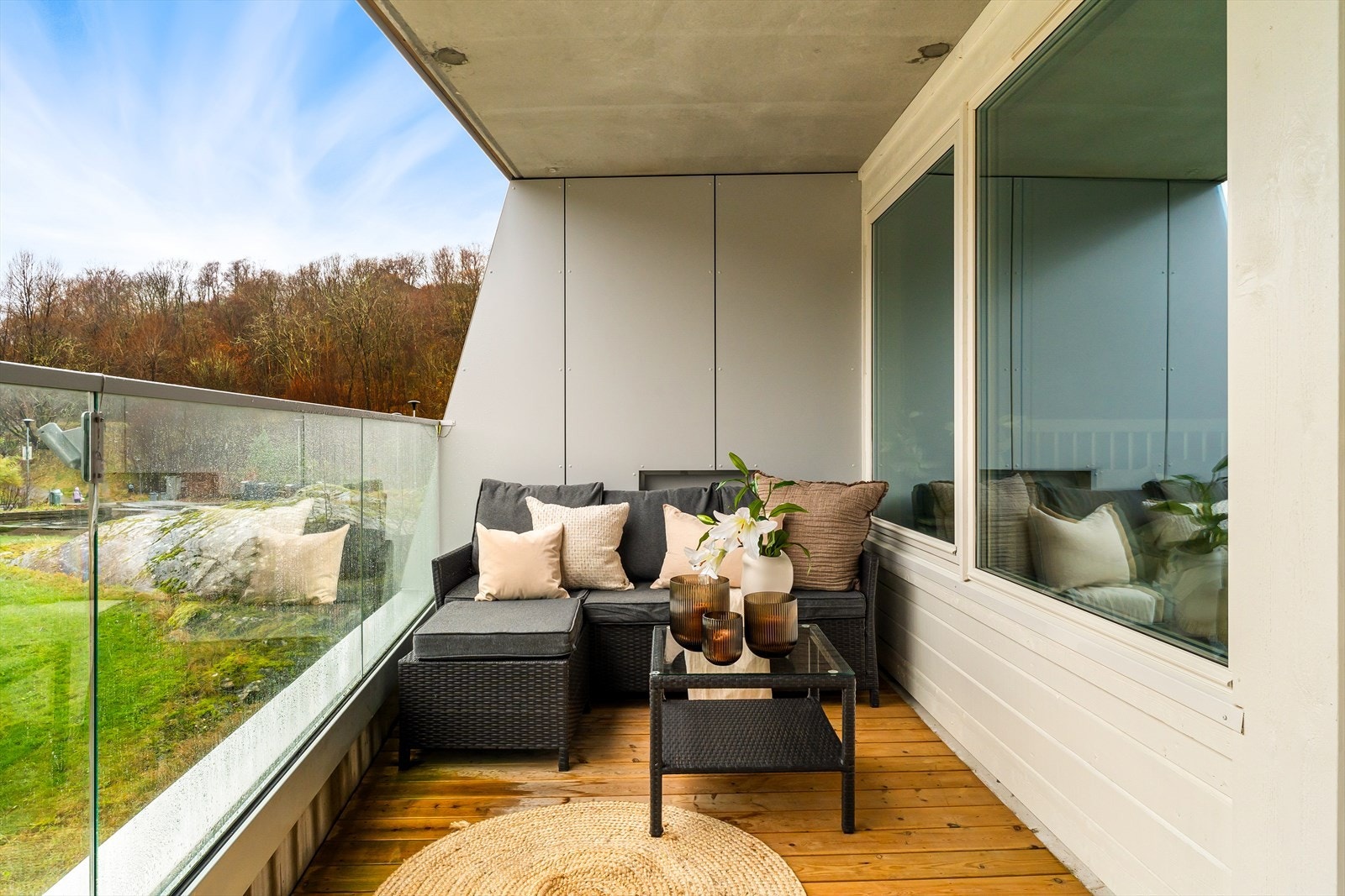 Fra oppholdsrommet er det utgang til en stor, overbygd terrasse på 10,4 m². Galleribilde