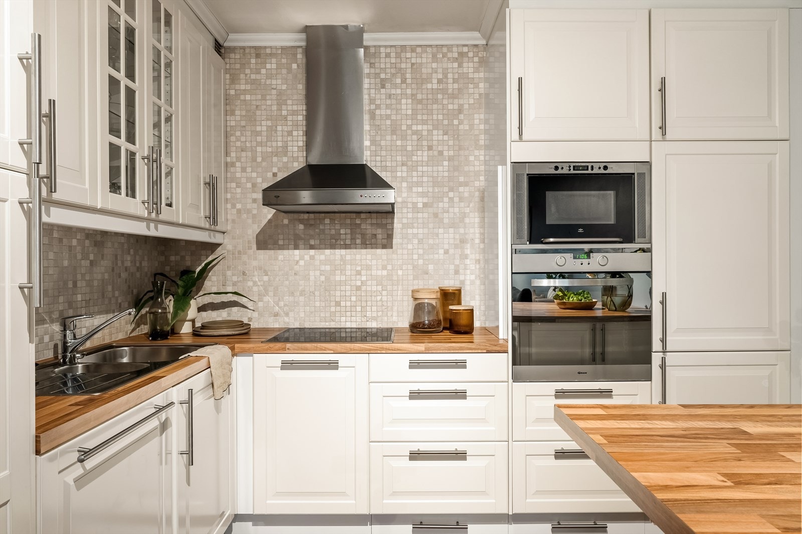 Hvitevarene er integrert i innredningen og det er godt med skap- og benkeplass. Galleribilde