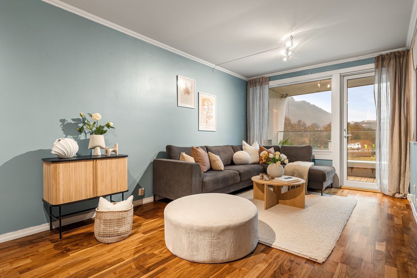 Gulvet er belagt med laminat og veggene er malt i behagelige fargetoner. Galleribilde