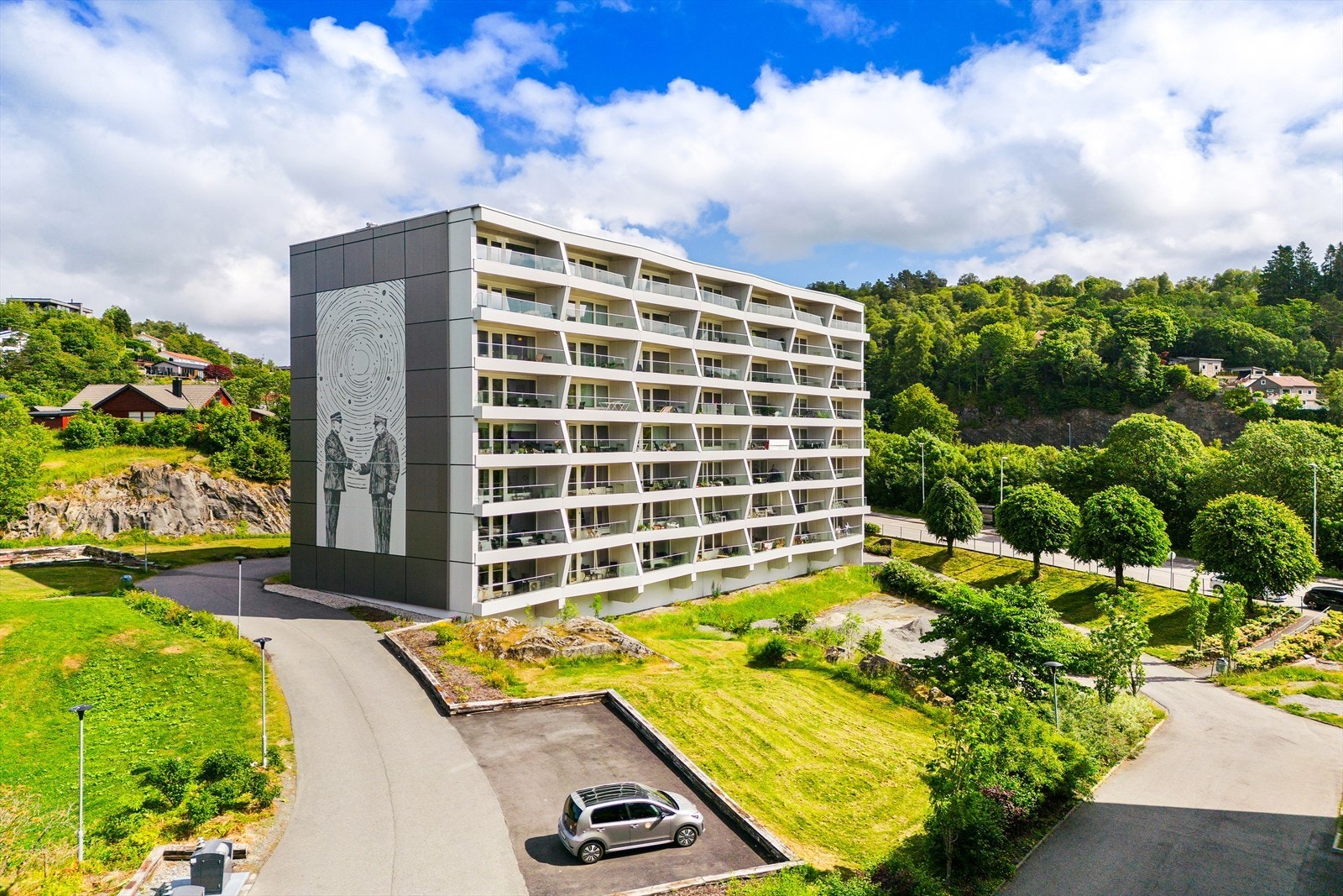 Leiligheten disponerer en fast garasjeplass i fellesanlegg, samt en ekstern bod på 3,2 m². Galleribilde