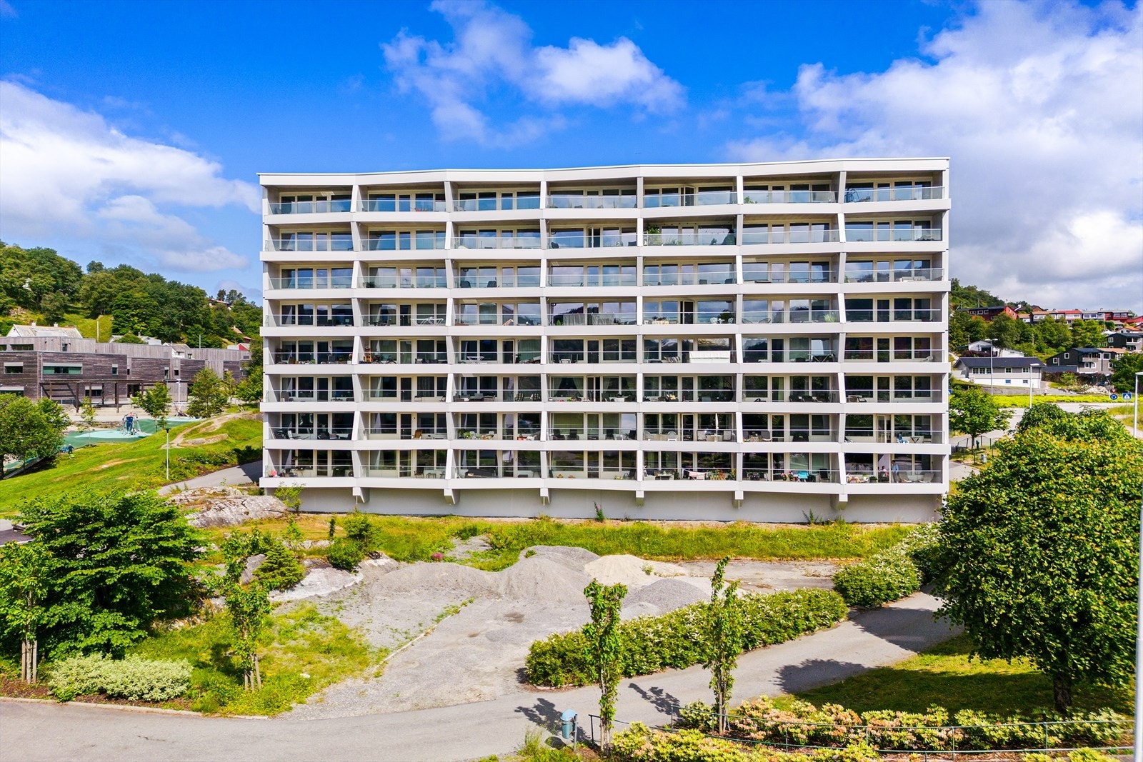 I perioden 2020-22 ble bygningsmassen betydelig oppgradert med bl.a. nye vinduer, etterisolert fasade, nytt tak og nye avløpsrør. Galleribilde