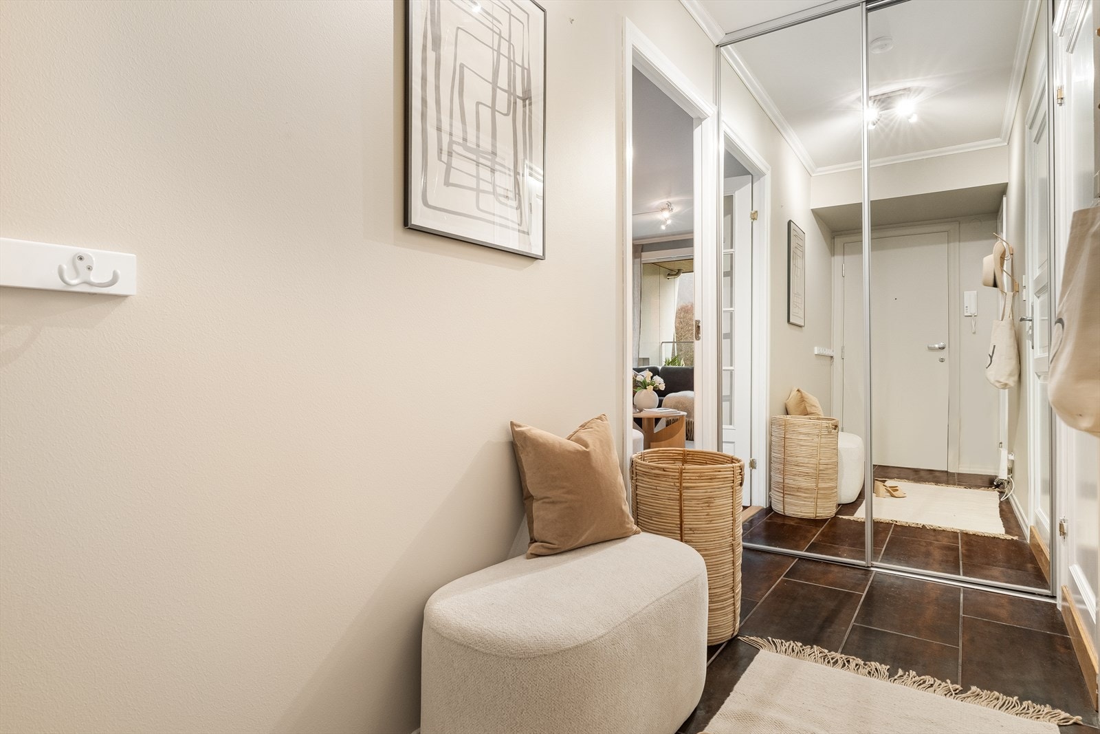 Entréen er utstyrt med skyvedørsgarderobe og har varmekabler i gulvet. Galleribilde