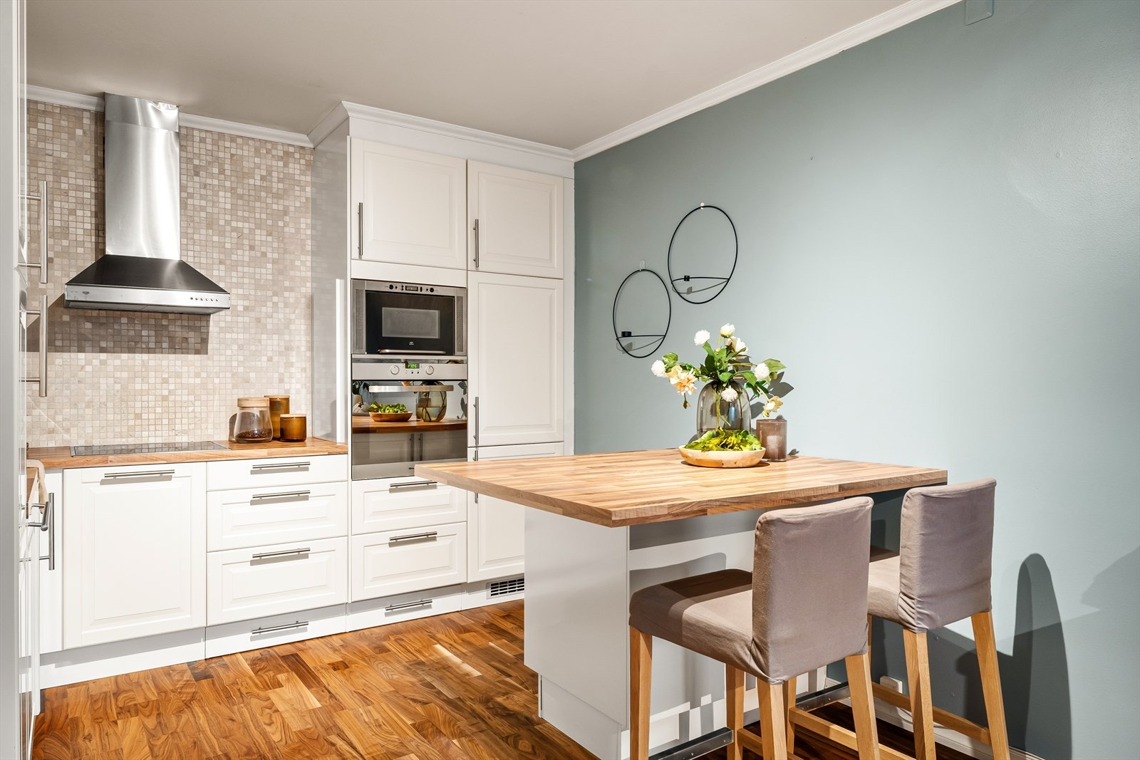 Barløsning ved kjøkkenøyen tilfører rommet spiseplass. Galleribilde