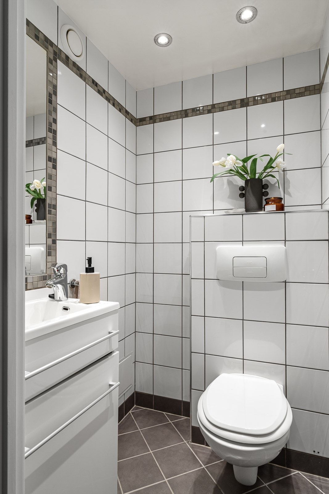 Separat, flislagt toalettrom med varmekabler i gulvet. Galleribilde