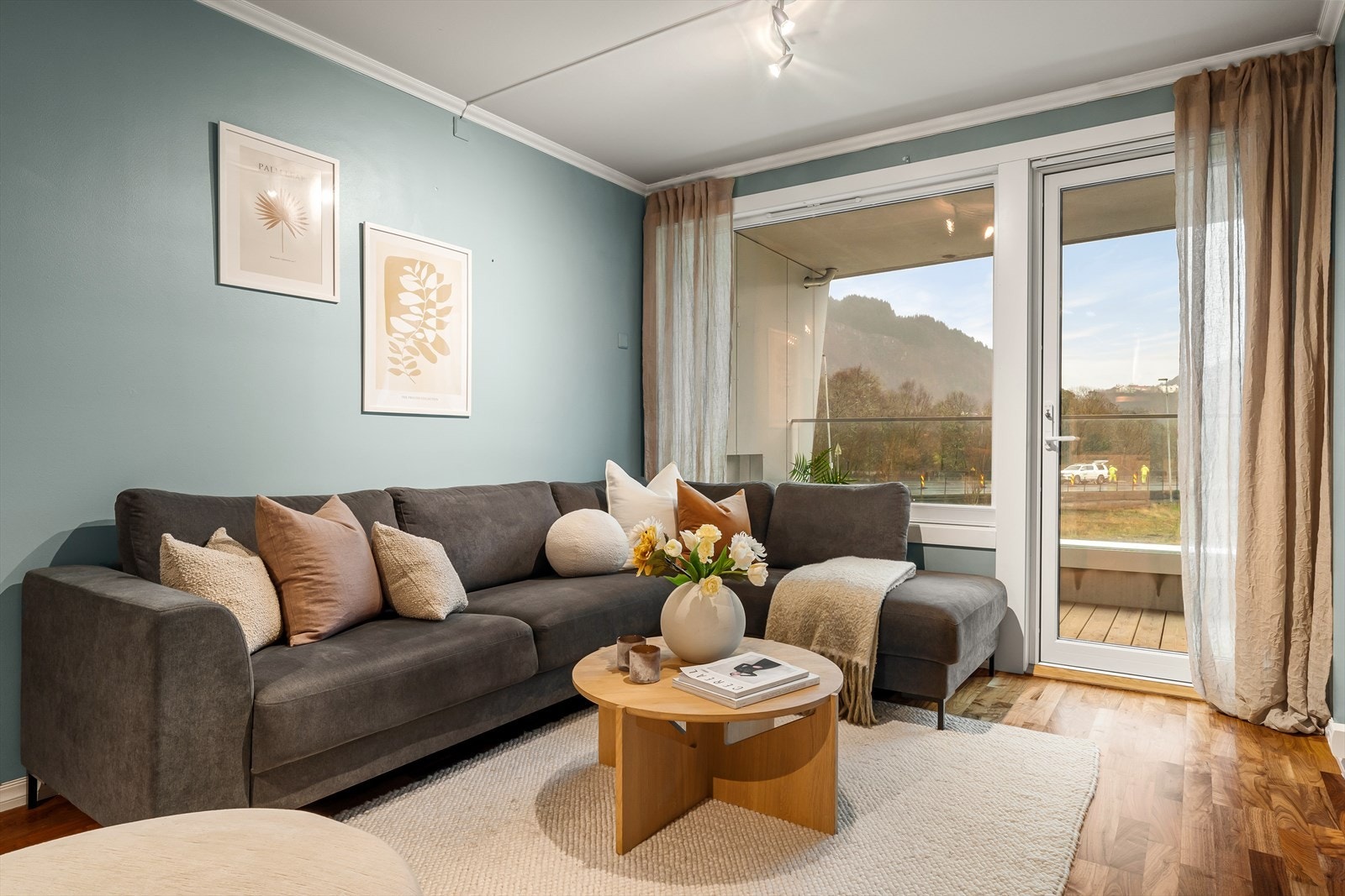 Store vindusflater (nye i 2020) sørger for et godt lysinnslipp. Galleribilde