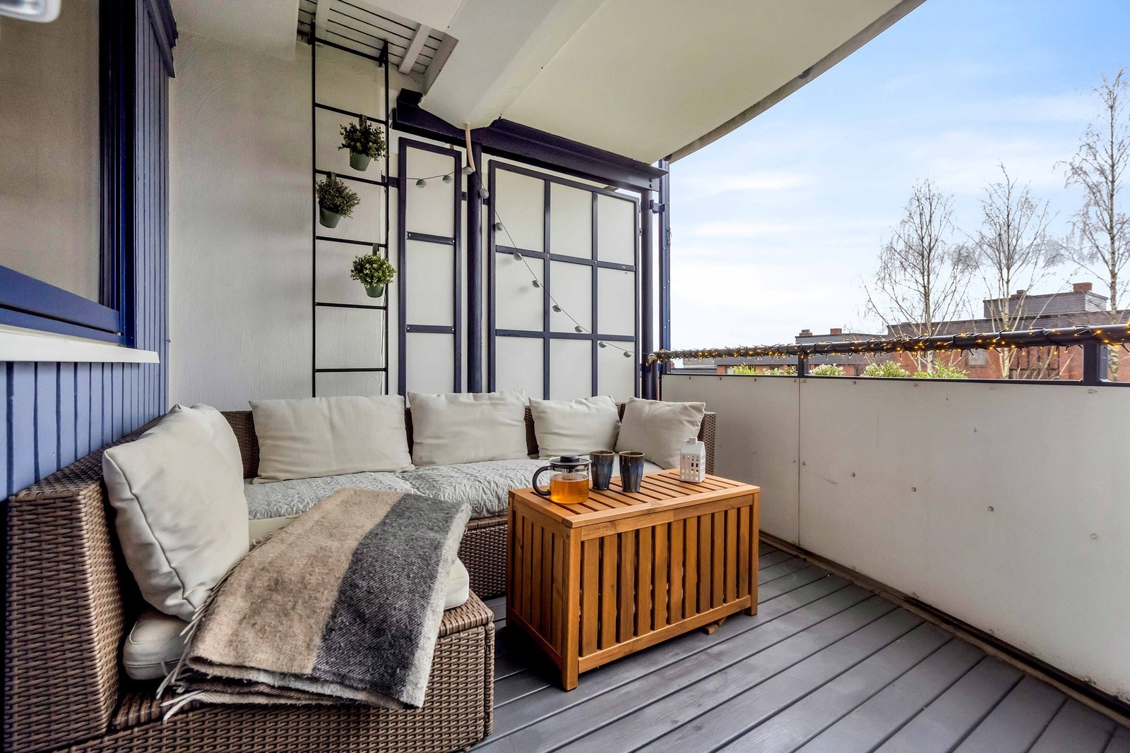 Solrik terrasse med gode møbleringsmuligheter. Galleribilde