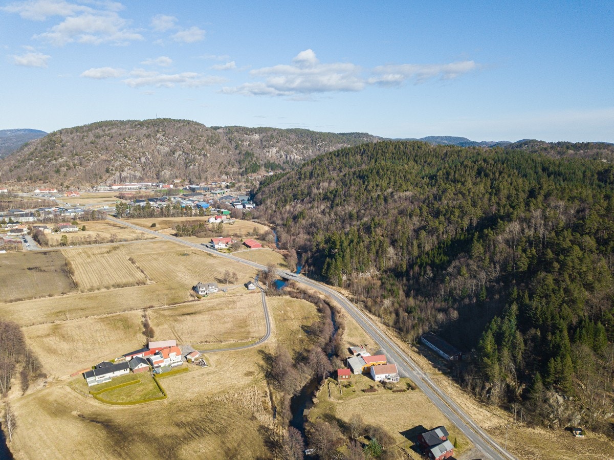 Tomteområdet har en sentral beliggenhet nærme barnehage og barne- og ungdomsskole. Galleribilde