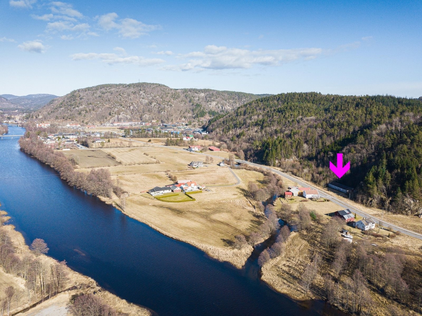 Tomtene ligger rett ved den flotte Audnaelva. Audna byr på varierte fiskemuligheter samt bademuligheter. Galleribilde