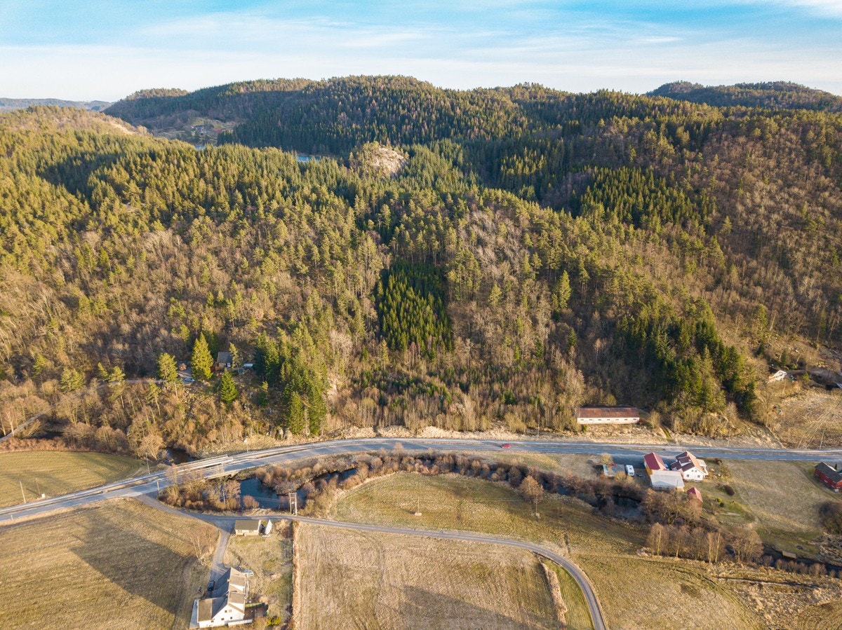 Terrenget rundt tomtene består av fjell og skogsområder. Galleribilde
