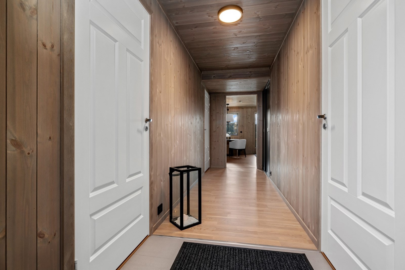 Velkommen inn! Lys entré med plass for oppheng av yttertøy og sko. Galleribilde