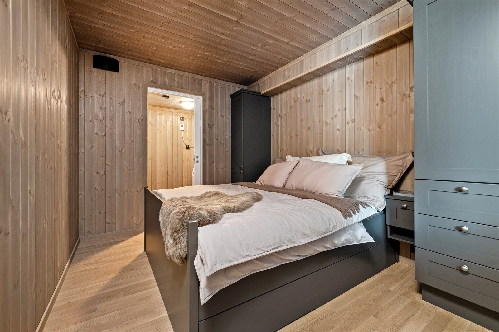 Soverommet byr på dobbeltseng, vegghengt nattbord og 2 garderobeskap med rikelig av plass. Galleribilde