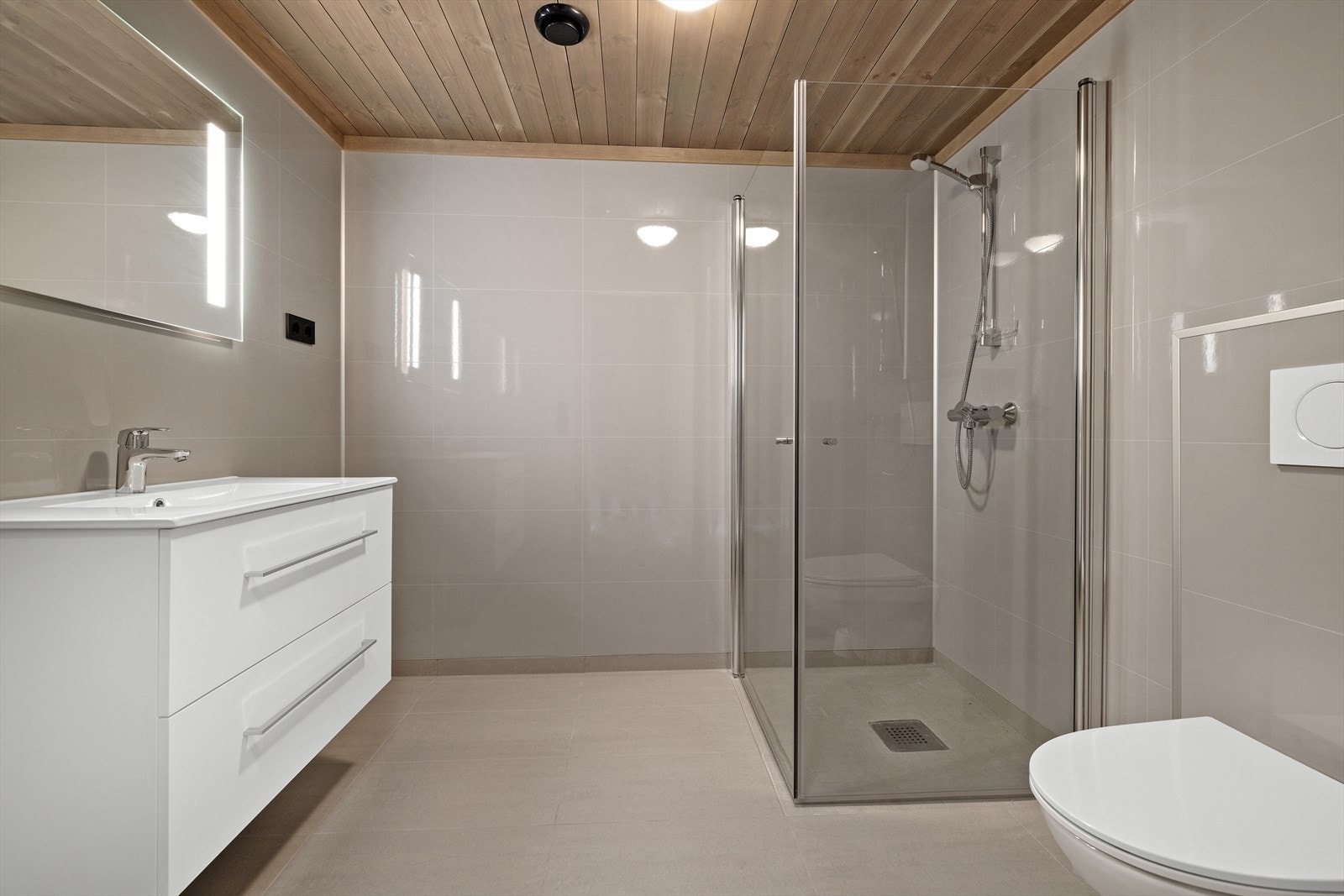 Leiligheten har et topp moderne og lekkert bad, med opplegg for vaskemaskin og tørketrommel. Galleribilde