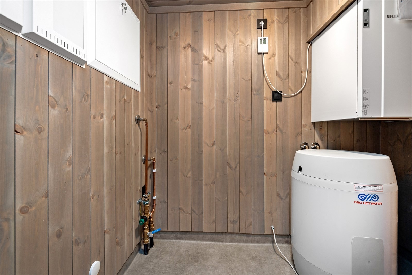 Praktisk separat teknisk rombod med god plass. Galleribilde