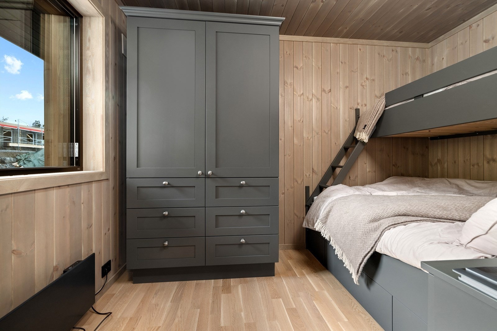 Lyst og romslig soverom nr. 2 som er innredet med familiekøye og garderobeskap. Galleribilde