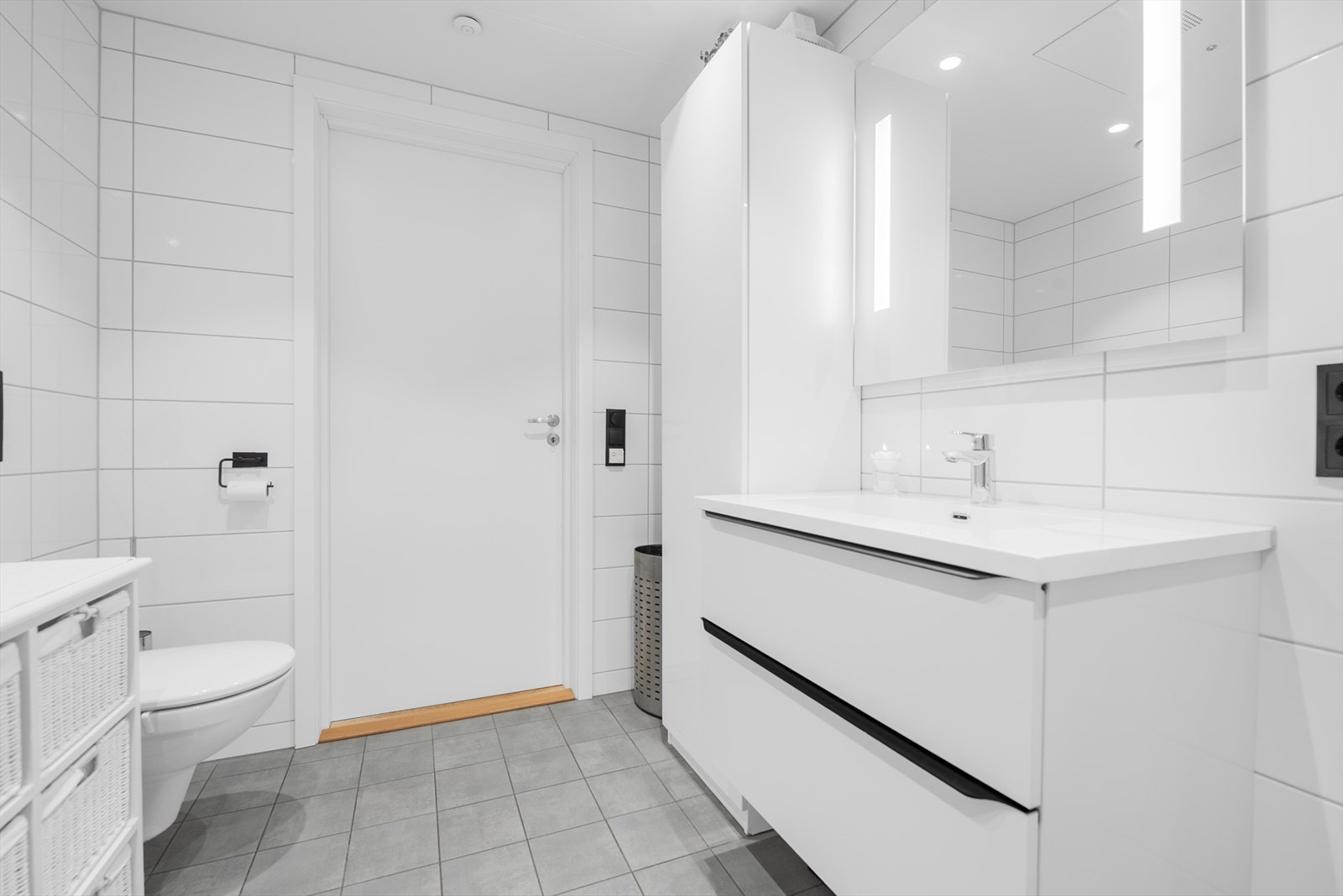 Varmekabler i gulv og downlights i himling. Galleribilde