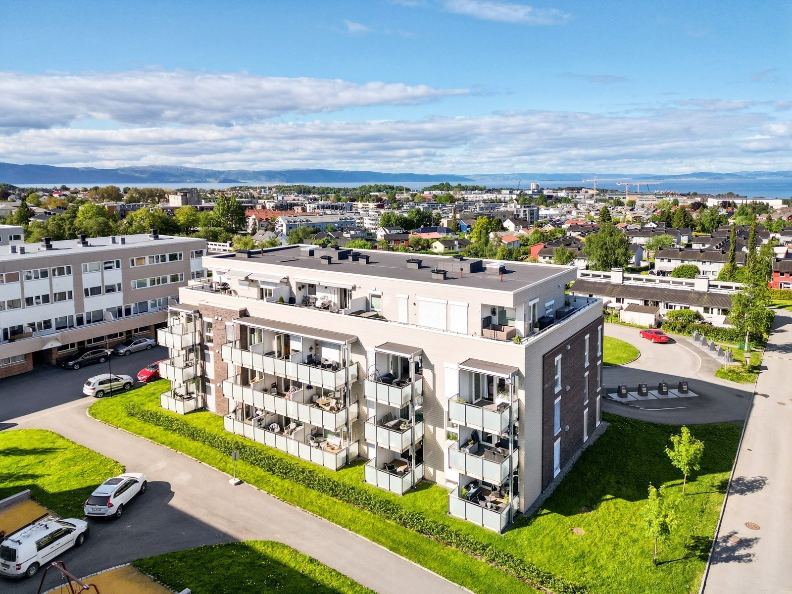 Heimdal Eiendomsmegling v/Henrik Midtøy har gleden av å presentere en romslig og moderne endeleilighet på attraktive Bromstad
. Galleribilde