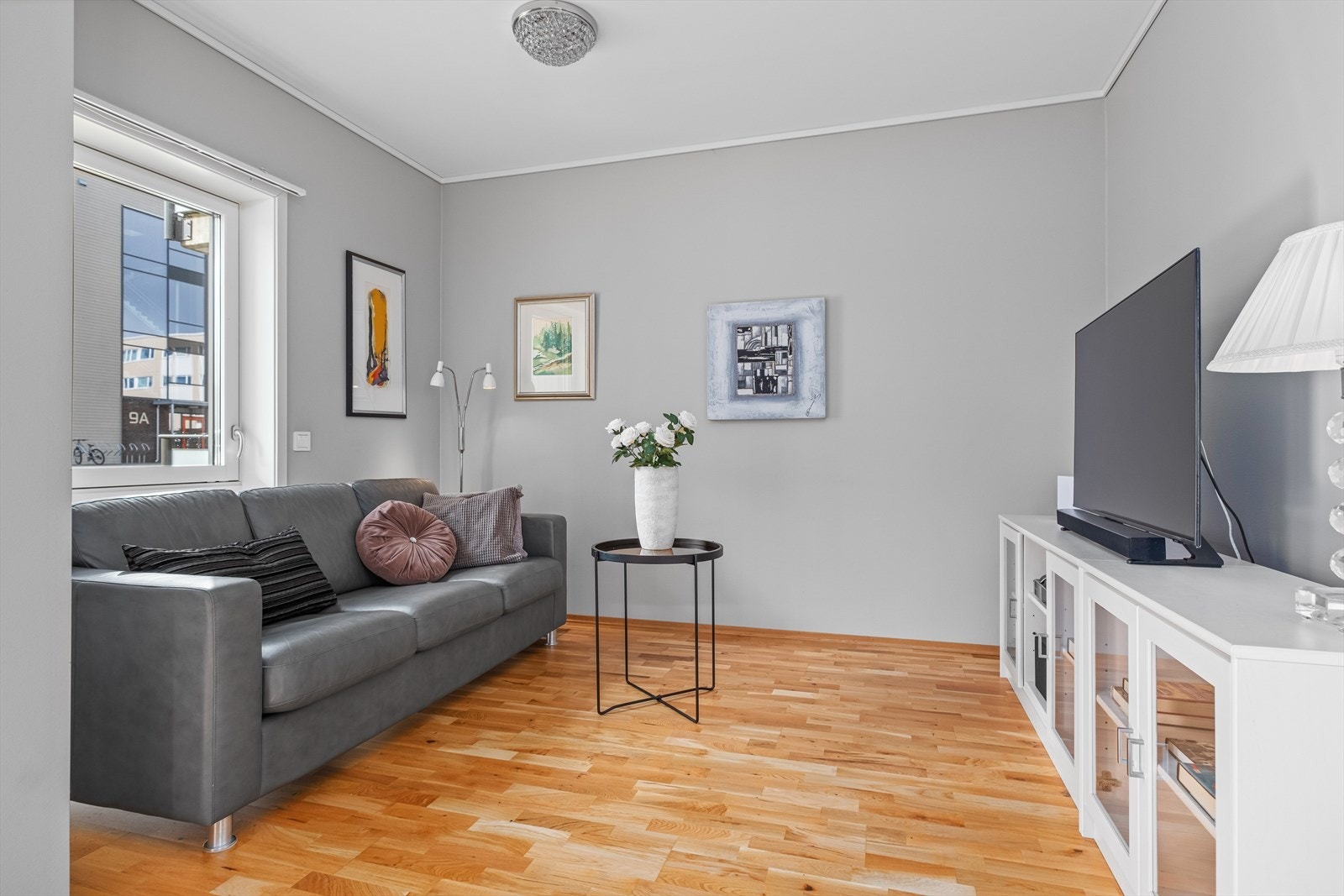 TV stue i forlengelse av stuen. Med enkle grep kan det omgjøres til 3 soverom Galleribilde
