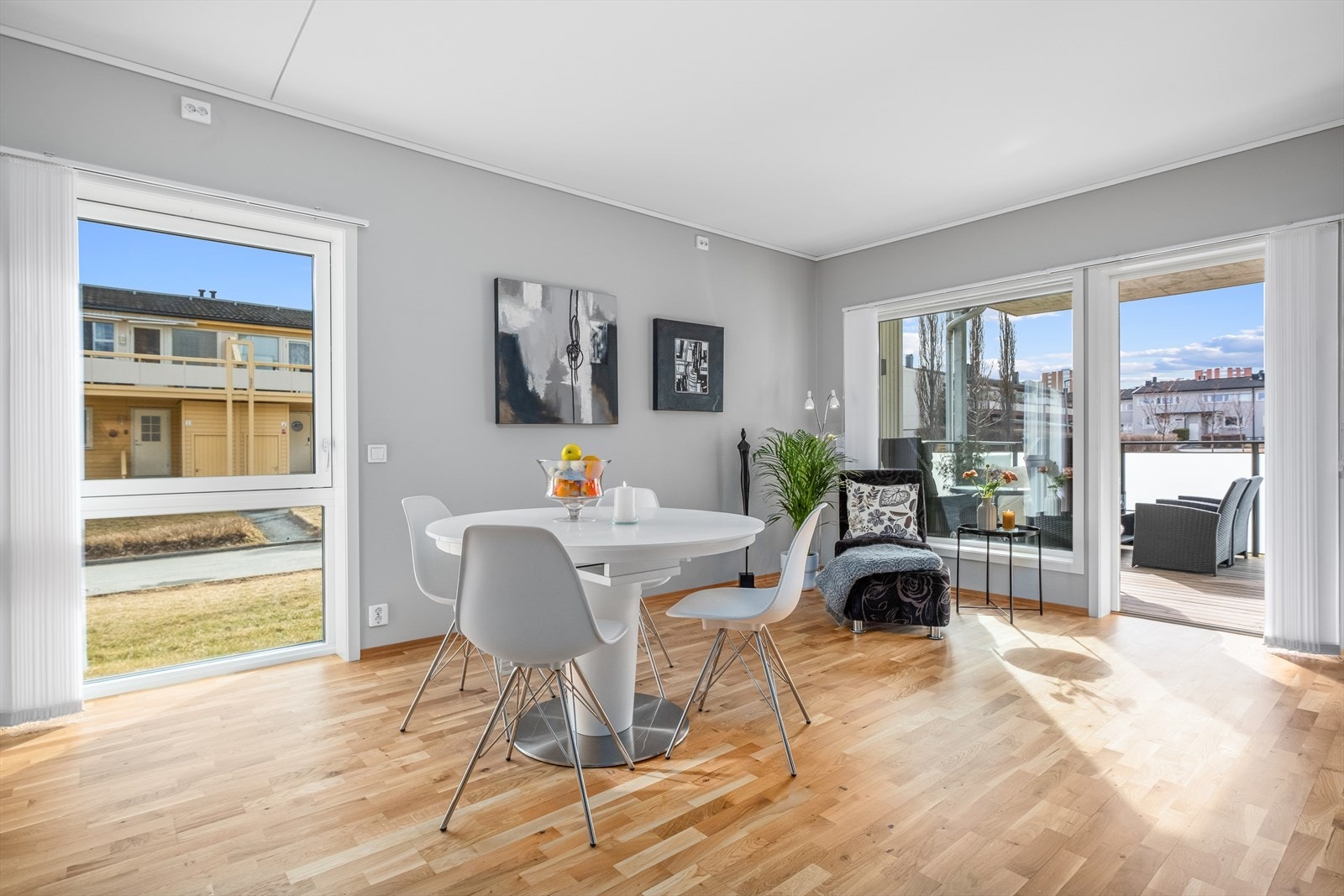Stor og lys stue med vinduer på flere sider. Galleribilde