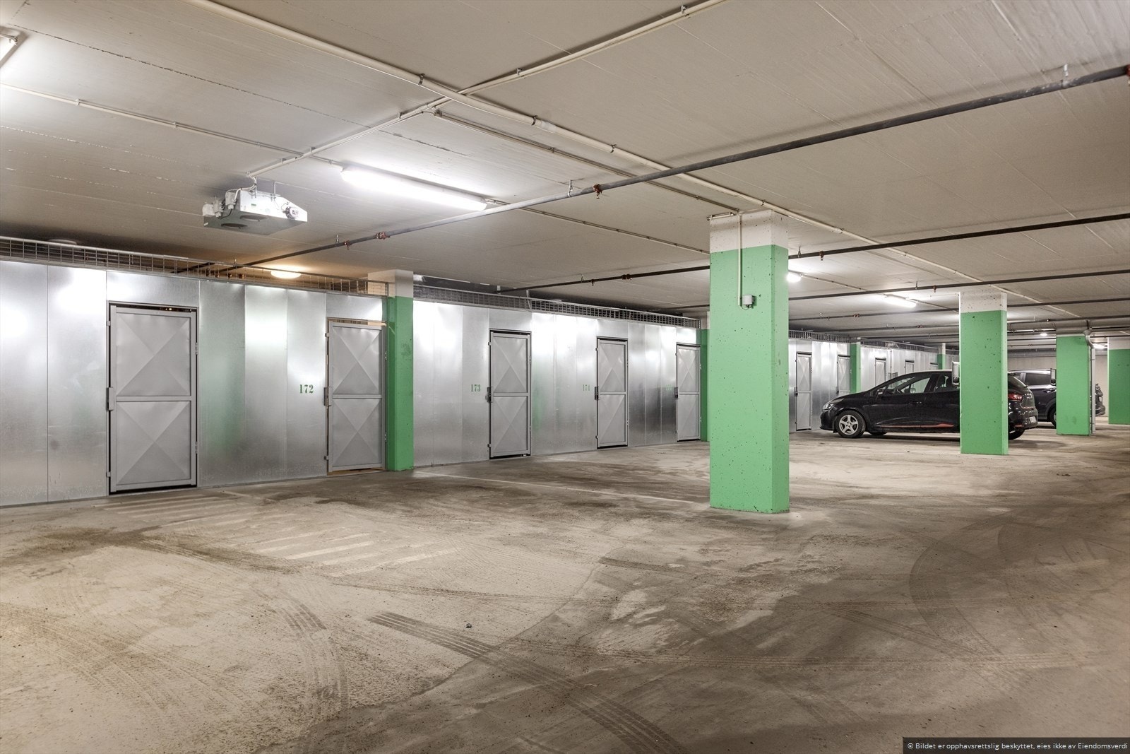 Parkeringsplass og bod i oppvarmet garasjeanlegg med direkte adgang med heis. Galleribilde
