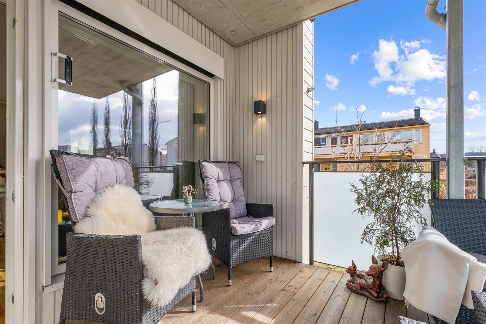Lun veranda mod gode innredningsmuligheter. Galleribilde