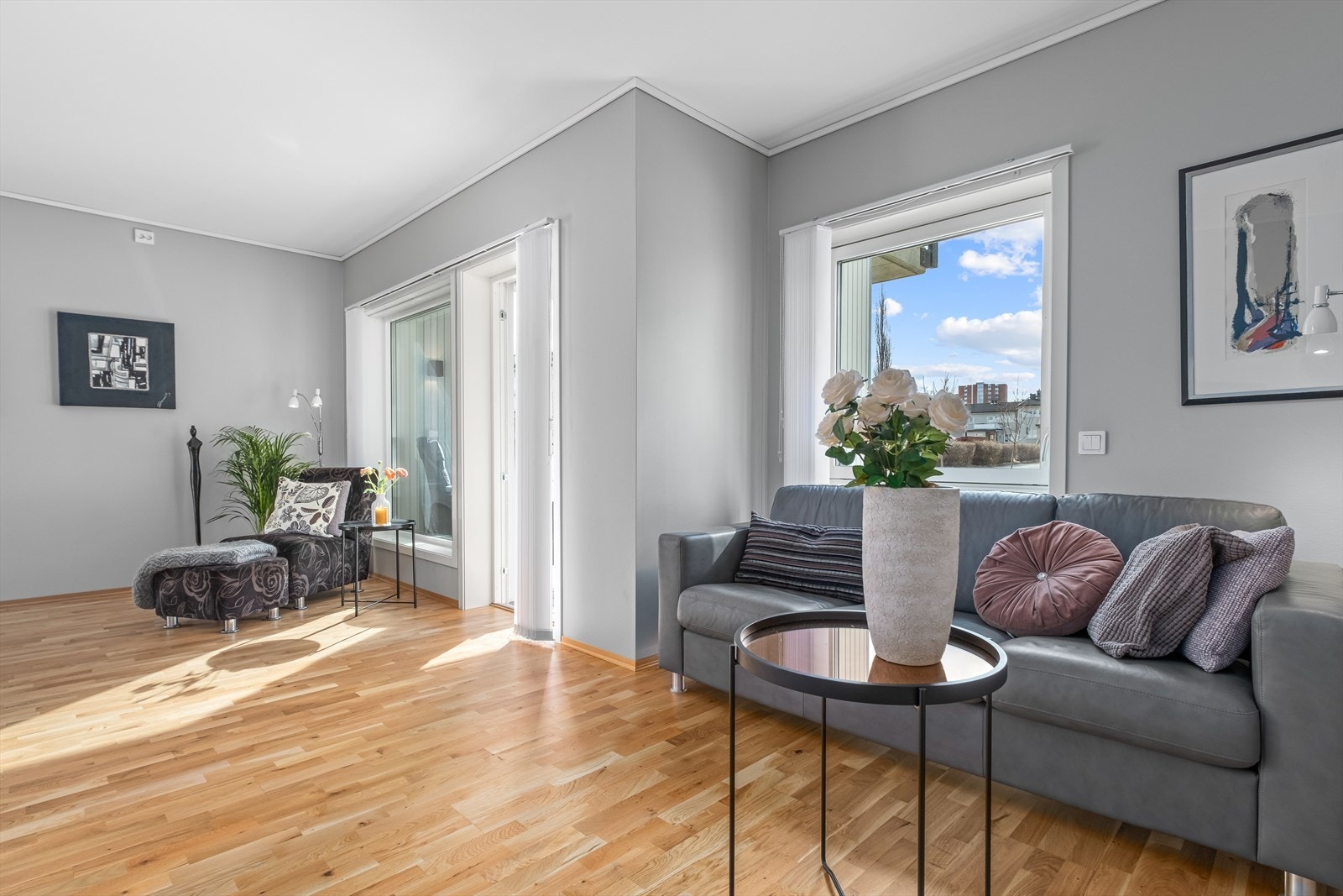 Lys og trivelig stue som har godt med naturlig lys fra vinduene. Galleribilde
